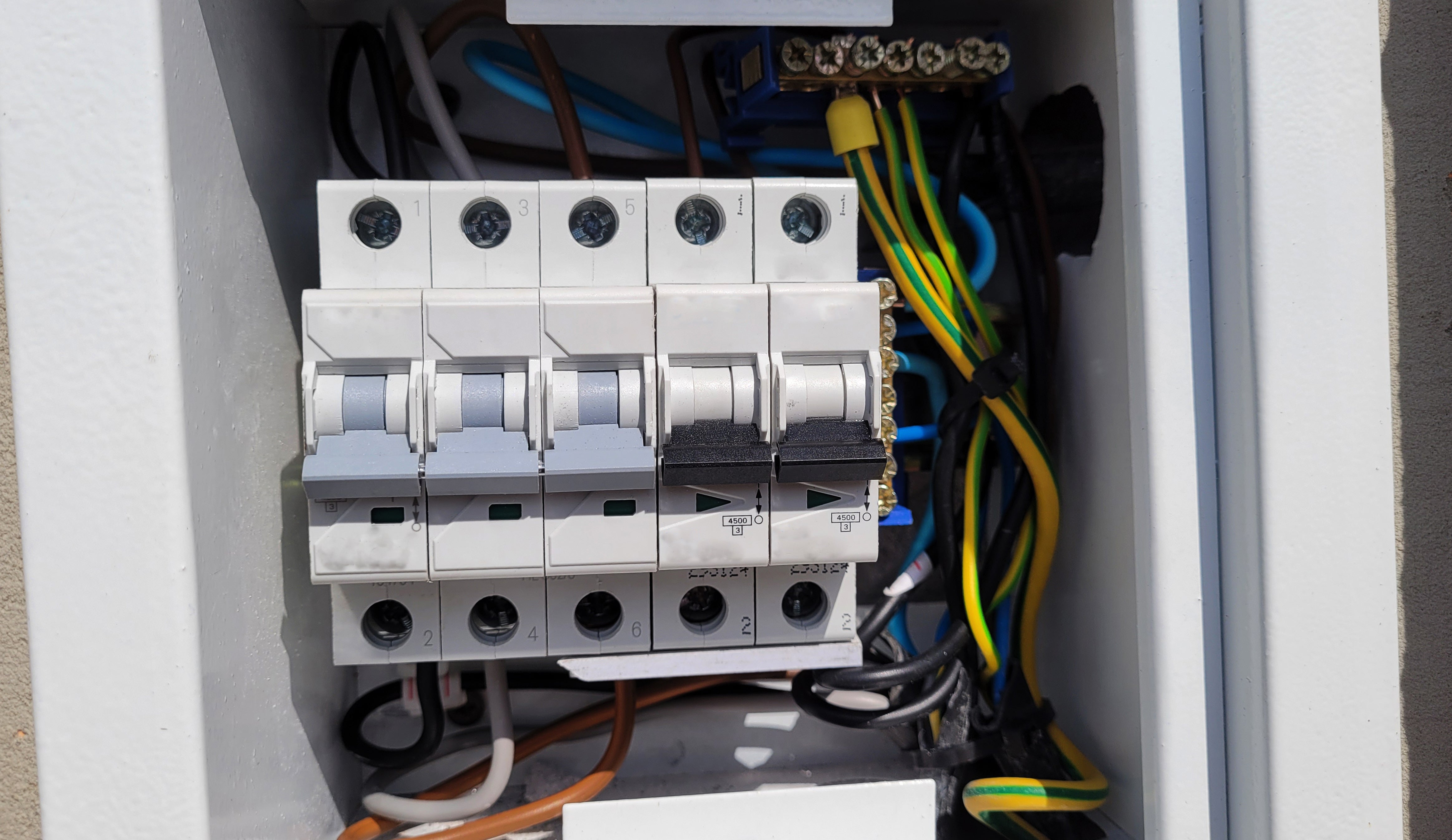 What are Short Circuits: Causes, Types, and Effects