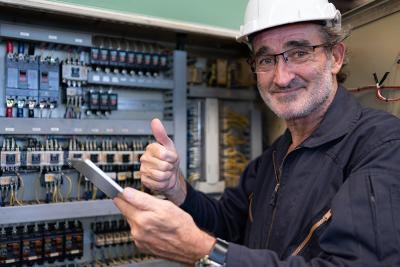 Techniques for controlling voltage in power systems